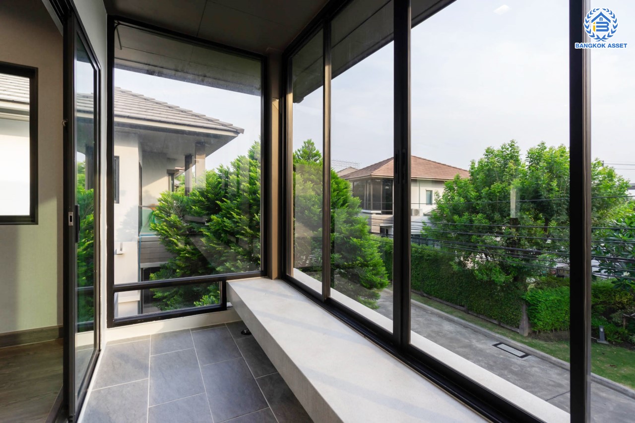 บ้านมือสองตกแต่งใหม่ แบรนด์สุดหรู Sansiri โครงการ เศรษฐสิริ ชัยพฤกษ์-แจ้งวัฒนะ ดีไซน์โมเดิร์น เนื้อที่ 51.7 ตร.ว. ฟังก์ชัน 3 ห้องนอน 3 ห้องน้ำ จอดรถได้ 2 คัน บรรยากาศ Private  วิวสวน หน้าบ้านไม่ชนใคร พร้อม Facilities ครบครัน!  บนทำเลโซนเมือง เชื่อมต่อทุกการเดินทาง ใกล้เซ็นทรัลแจ้งวัฒนะ, เมืองทองธานี, ทางด่วน และรถไฟฟ้าสายสีชมพู "สถานีปากเกร็ด"